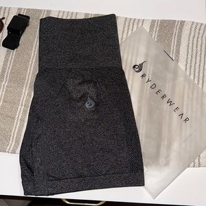 Charcoal Seamless Short (Sm)